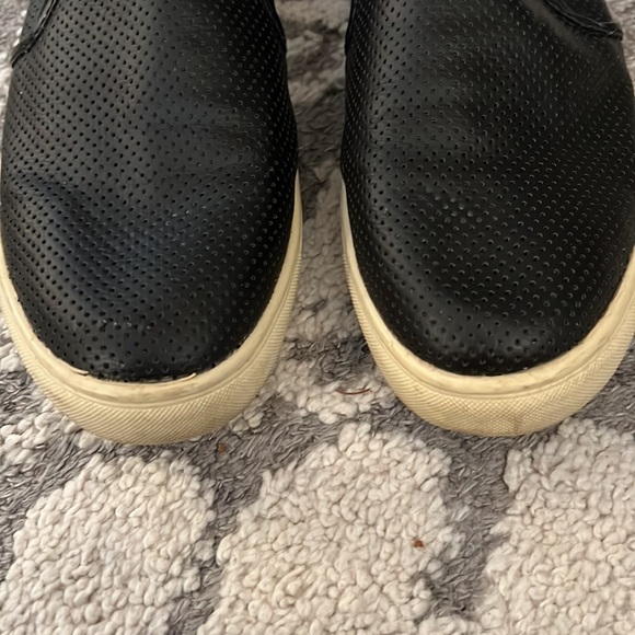 Steve Madden Ezeke perforated leather sneakers, black, size 9, pre-loved! - Picture 2 of 5